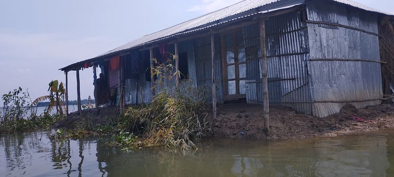 বন্যার পানিতে ঘর ডোবার পর আশ্রয় নিয়েছিলেন আশ্রয়কেন্দ্রে। পানি কমায় গৃহস্থ বাড়ি ফিরেছেন। আজ সোমবার দুপুরে সিলেটের গোয়াইনঘাট উপজেলার নন্দিরাগাঁও ইউনিয়নের মানাউরা গ্রামে