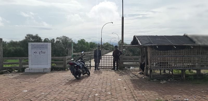 রোহিঙ্গা অনুপ্রবেশ ঠেকাতে টেকনাফ ট্রানজিট ঘাটে বিজিবির কড়া পাহারা। আজ সকালে তোলা