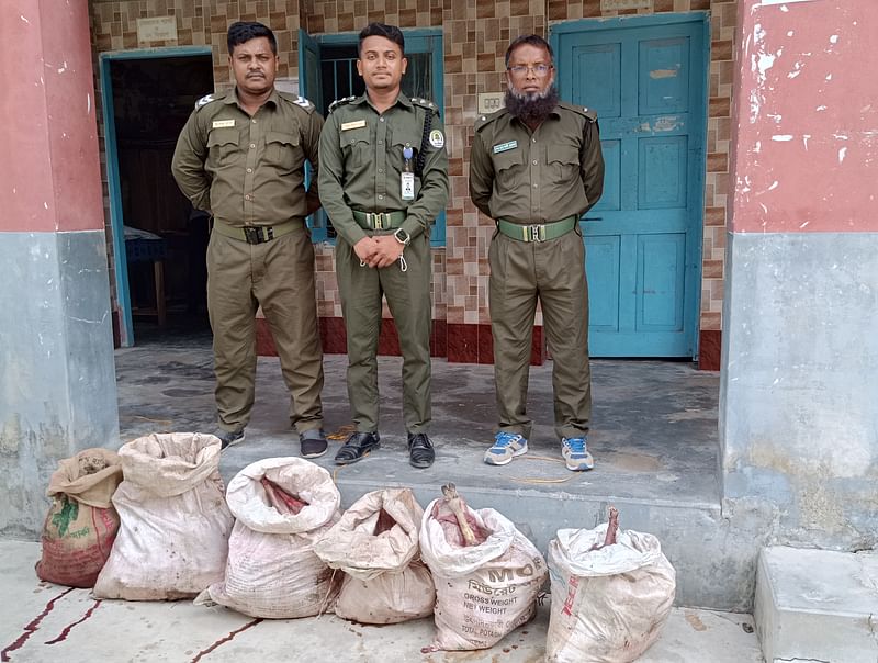 সুন্দরবন থেকে ৬টি বস্তায় ১৩২ কেজি হরিণের মাংস জব্দ করেছেন বনরক্ষীরা। আজ মঙ্গলবার সকালে কয়রা উপজেলা বন বিভাগের কার্যালয়ে