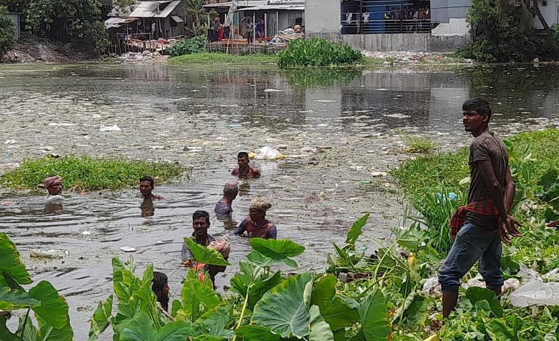 সংসদ সদস্য আনোয়ারুল আজীম হত্যা মামলার আসামি কাজী কামাল আহমেদের ফেলে দেওয়া মুঠোফোন উদ্ধারে অভিযান। আজ বুধবার দুপুরে ঝিনাইদহের পায়রা চত্বর এলাকায়