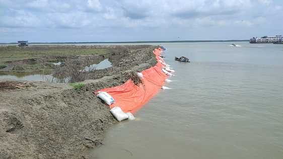 পটুয়াখালীর রাঙ্গাবালী উপজেলার দাড়ছিড়া নদীতীরের মাটি কেটে হচ্ছে মাছের ঘের। বাঁধ পলিথিন দিয়ে ঢেকে রাখা হয়েছে।