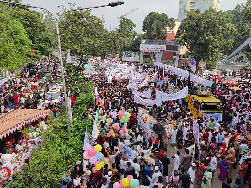 আওয়ামী লীগের শোভাযাত্রা উপলক্ষে বর্ণাঢ্য মিছিল নিয়ে নেতা-কর্মীরা জড়ো হন রাজধানীর রমনায় ইঞ্জিনিয়ার্স ইনস্টিটিউশন বাংলাদেশের সামনে। সেখানে সংক্ষিপ্ত সমাবেশ শেষে ধানমন্ডি ৩২ অভিমুখে শোভাযাত্রা করা হবে