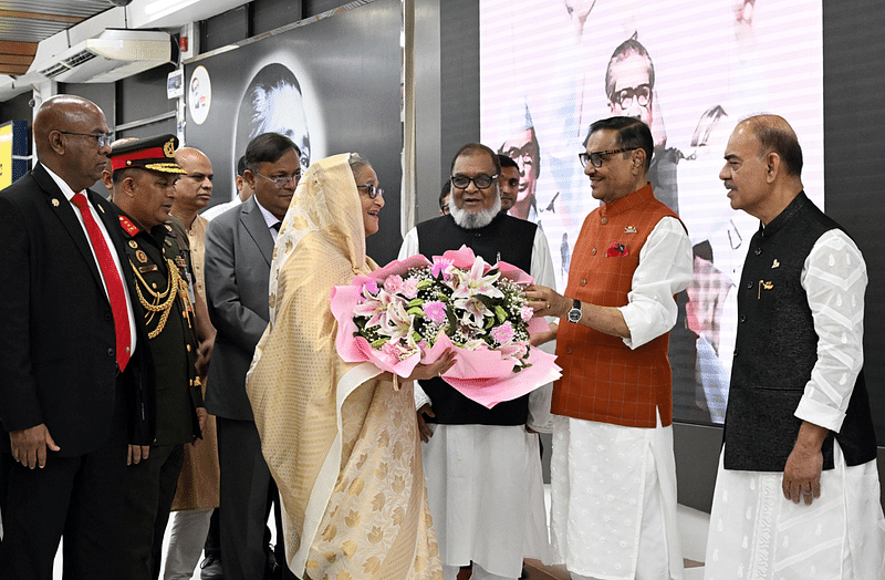 দিল্লি সফর শেষে দেশে ফিরলে হজরত শাহজালাল আন্তর্জাতিক বিমানবন্দরে প্রধানমন্ত্রীকে ফুল দিয়ে শুভেচ্ছা জানান মন্ত্রিপরিষদ সদস্য, ঊর্ধ্বতন সামরিক ও বেসামরিক কর্মকর্তারা