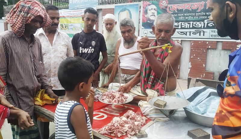 রাজশাহীতে টুকিয়ে পাওয়া কোরবানির মাংস কেনাবেচা চলছে। গতকাল সোমবার সন্ধ্যায় নগরের শিরোইল বাস টার্মিনালের সামনে।