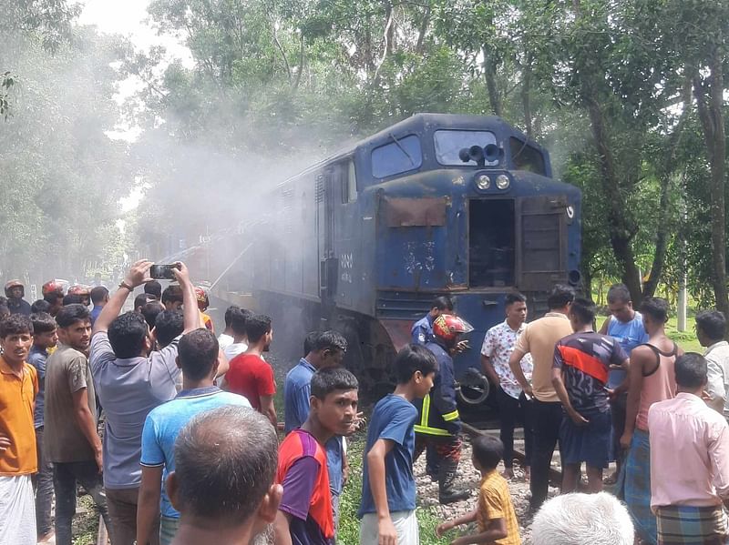 চট্টগ্রামের মিরসরাইয়ে মালবাহী ট্রেনের ইঞ্জিনে আগুন লেগে যায়। আজ সকাল সাড়ে নয়টায় মিরসরাইয়ের খৈয়াছড়া ইউনিয়নের উত্তর খৈয়াছড়া এলাকা থেকে তোলা