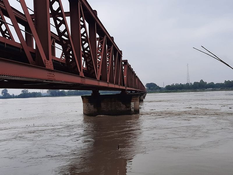 তিস্তা নদীর পানি বিপৎসীমা ছুঁই ছুঁই করছে। আজ শনিবার সকালে রংপুরের কাউনিয়া উপজেলার তিস্তা রেলসেতু এলাকায়