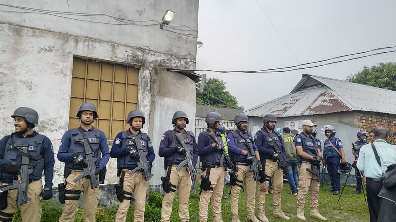 পুলিশের বিশেষায়িত দল কাউন্টার টেররিজম, অ্যান্টিটেররিজম ইউনিট ও সোয়াট ইউনিটের বিশেষজ্ঞ দল ঘটনাস্থলে পৌঁছে অভিযান শুরু করেছে। আজ রোববার সকালে নেত্রকোনা সদর উপজেলার কাইলাটি ইউনিয়নের ভাসাপাড়া এলাকায়