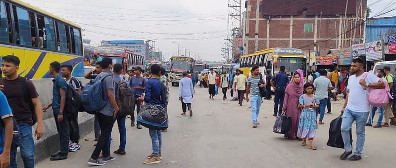 গাজীপুরের কালিয়াকৈর উপজেলার চন্দ্রা ত্রিমোড়ে গাড়ির জন্য যাত্রীদের অপেক্ষা। আজ সকাল সাড়ে আটটায়