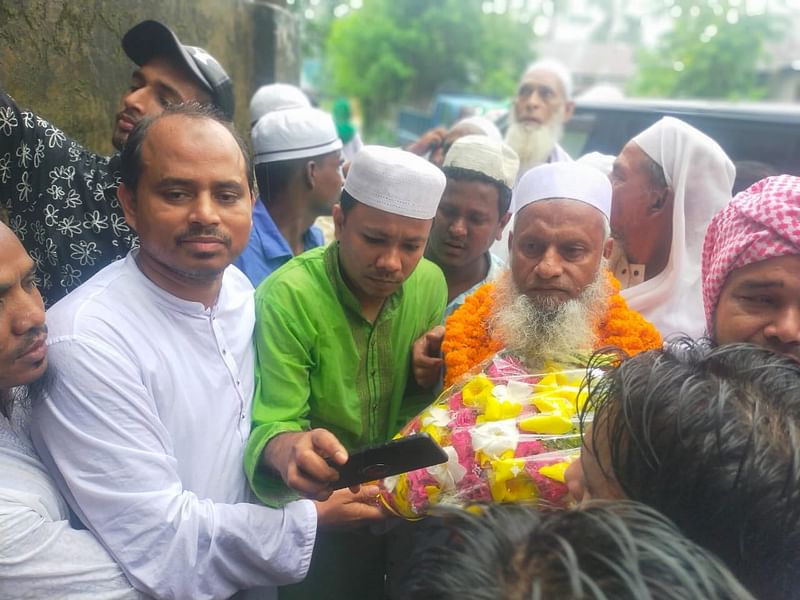 টানা ৩৪ বছর একই মসজিদে ইমামতি করেছেন, স্থানীয় শিশুদের মক্তবে পড়িয়েছেন। বিদায়বেলায় তাঁকে দেওয়া হয়েছে সংবর্ধনা। ব্রাহ্মণবাড়িয়ার সরাইল উপজেলার নোয়াগাঁও ইউনিয়নের নোয়াগাঁও পশ্চিমপাড়া গ্রামে