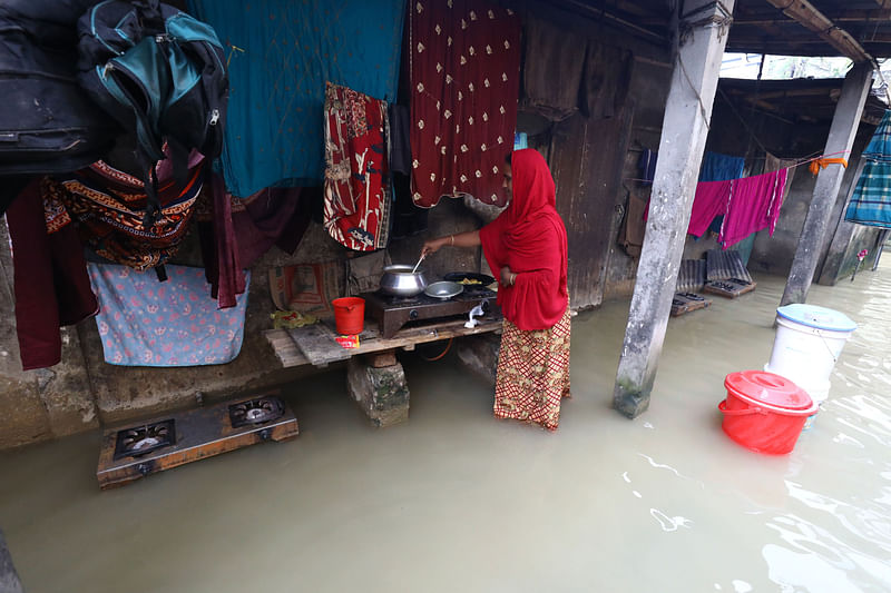 পাহাড়ি ঢল ও ভারী বৃষ্টিতে পানিবন্দী সিলেট নগর। পানিতে নেমে রান্না করতে হচ্ছে অনেককে। গতকাল বৃহস্পতিবার বেলা একটার দিকে নগরের মাছিমপুর এলাকায়