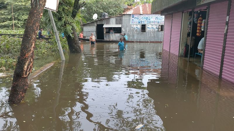 বন্যার পানিতে মানুষের দুর্ভোগ বেড়েছে। গতকাল বৃহস্পতিবার বিকেলে সুনামগঞ্জ সদর উপজেলার কালীপুর গ্রামে