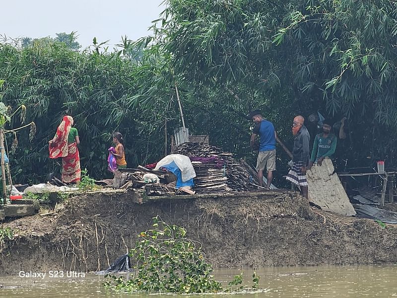 বন্যায় সুনামগঞ্জের হাওরপারের বাসিন্দা মুজিবুর রহমানের ঘর-ভিটা ভেঙে গেছে। গতকাল শুক্রবার বিকেলে সুনামগঞ্জের দোয়ারাবাজার উপজেলার জালালপুর গ্রামে