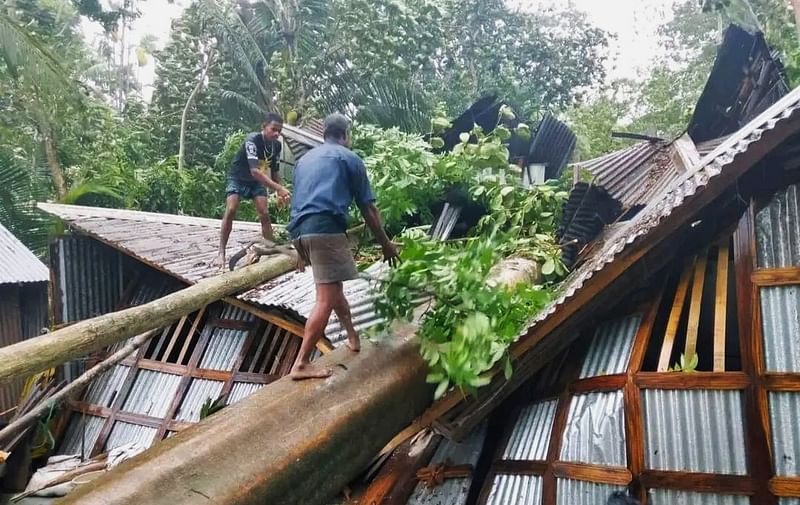 ঘূর্ণিঝড় রিমালে চাম্বল ও কাঠবাদাম গাছ উপড়ে পড়ে বসত ঘরের ওপর। ভাগ্যক্রমে বেঁচে যান পরিবারের তিন সদস্য। বরিশালের হিজলা উপজেলার বড়জালিয়া ইউনিয়নের বাউসিয়া গ্রামে