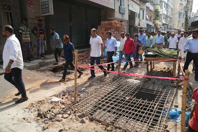 রাজধানীর উত্তরখানের প্রধান সড়কসহ বিভিন্ন সড়কের সংস্কারকাজ পরিদর্শনে যান উত্তর সিটি করপোরেশনের মেয়র আতিকুল ইসলাম