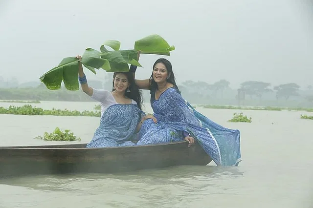 বর্ষা উপভোগের। তবে উপভোগের এ আয়োজন একেকজনের একেক রকম। মডেল: মৌসুমী ও প্রিয়ন্তী