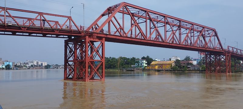 সিলেটে আগের তুলনায় কমেছে সুরমা নদীর পানি। গতকাল শুক্রবার দুপুরে সিলেট নগরের কিনব্রিজ এলাকায়