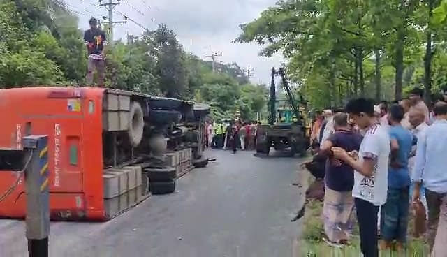 ঢাকা-চট্টগ্রাম মহাসড়কের ফেনীর ছাগলনাইয়ায় নিয়ন্ত্রণ হারিয়ে উল্টে যায় বাসটি। আজ দুপুর সাড়ে ১২টায়