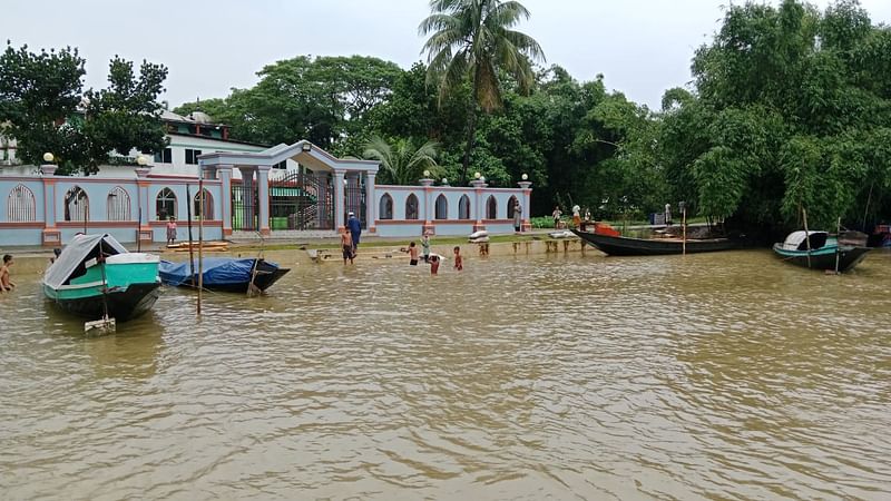 সুনামগঞ্জে ভারী বর্ষণ ও উজানের পাহাড়ি ঢল নামা অব্যাহত থাকায় নদ-নদীর পানি বাড়ছে। শহরের লঞ্চঘাট এলাকায় রোববার দুপুর ১২টায় সুরমা নদী অবস্থা