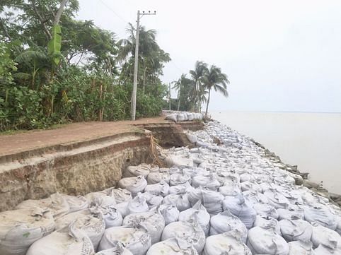 ভাঙন ঠেকাতে পিরোজপুরের মঠবাড়িয়া উপজেলার খেজুরবাড়িয়ার স্টিমারঘাট এলাকায় জিও ব্যাগ ফেলা হয়েছে