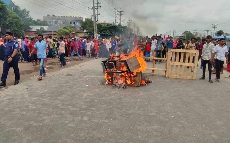 বকেয়া পরিশোধের দাবিতে নরসিংদীতে ঢাকা-সিলেট মহাসড়কে আদুরী গার্মেন্টসের শ্রমিকদের বিক্ষোভ। আজ রোববার বিকেলে শিবপুর উপজেলার বরইতলায়