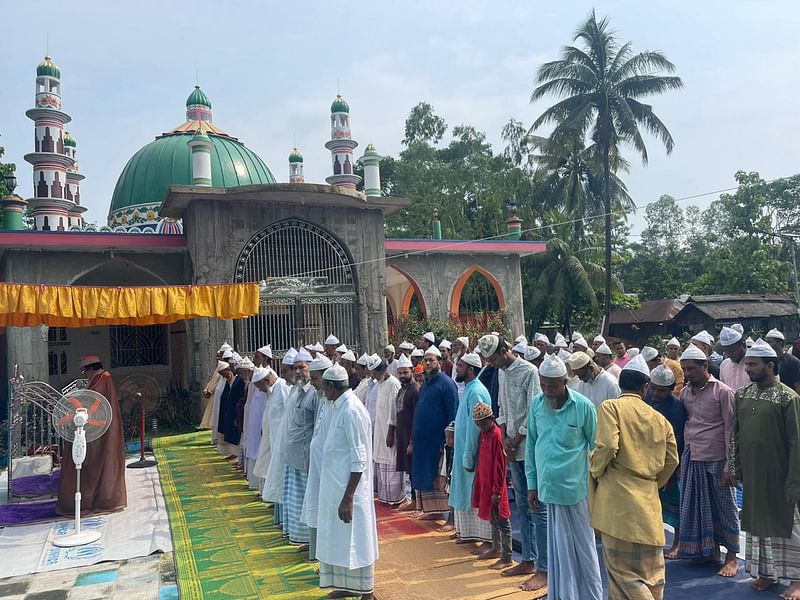 ঈদের জামাত অনুষ্ঠিত হয়েছে। রোববার সকালে ফেনী সদর উপজেলার রত্নগর ইউনিয়নের ফুল পূর্ব সুলতানপুর গ্রামে