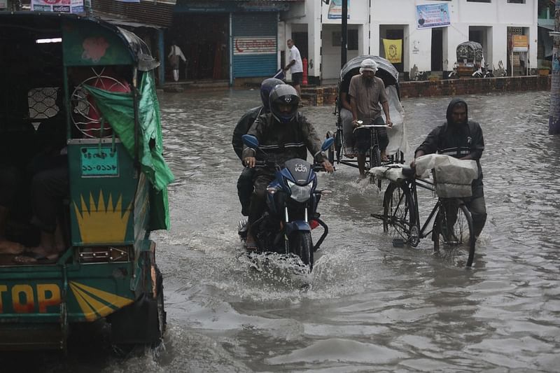 বৃষ্টির পর চট্টগ্রাম নগরের কাপাসগোলা এলাকায় জলাবদ্ধতা সৃষ্টি হয়। আজ বেলা ১১টায় তোলা