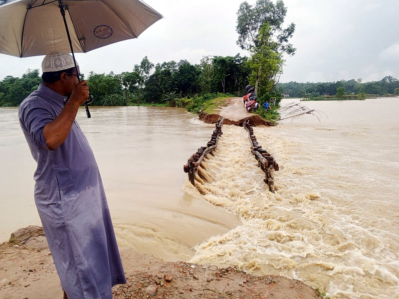 মৌলভীবাজারের কমলগঞ্জে ভারী বৃষ্টি ও উজানের ঢলে ধলাই নদের প্রতিরক্ষা বাঁধের ভাঙনের পর ১০ গ্রামের মানুষের মানুষ পানিবন্দী হয়ে পড়েছেন। তলিয়ে গেলে রাস্তাঘাট। বুধবার বিকেলে উপজেলার রহিমপুর ইউনিয়নের ছয়কুট এলাকায়