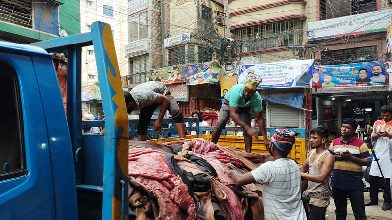 রাজধানীর পোস্তায় কোরবানির চামড়া কেনাবেচা শুরু হয়েছে