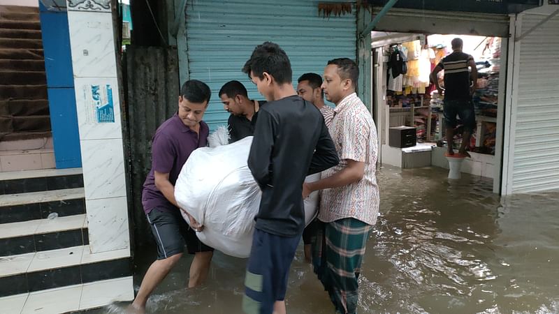 সুনামগঞ্জে বন্যা পরিস্থিতির অবনতি হয়েছে। প্লাবিত হয়েছে শহরের বিভিন্ন এলাকা। বিপাকে পড়েছেন ব্যবসায়ীরা। মঙ্গলবার সকাল ১০টায় শহরের মধ্যবাজারে