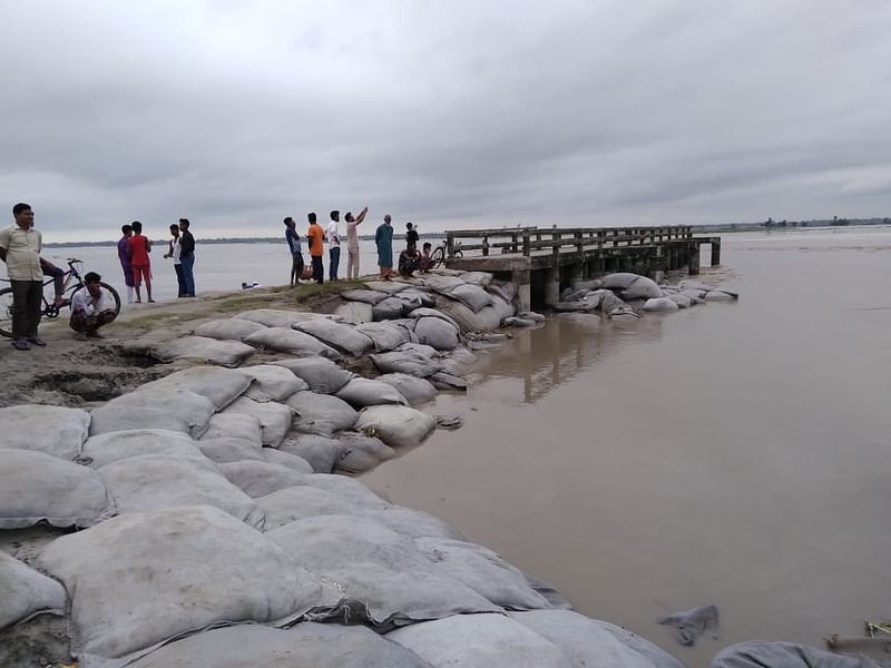 কুড়িগ্রামের রাজারহাট উপজেলার বুড়িরহাট এলাকায় তিস্তার তীব্র স্রোতে স্পার বাঁধ ঝুঁকিতে পড়েছে। গতকাল বুধবার তোলা