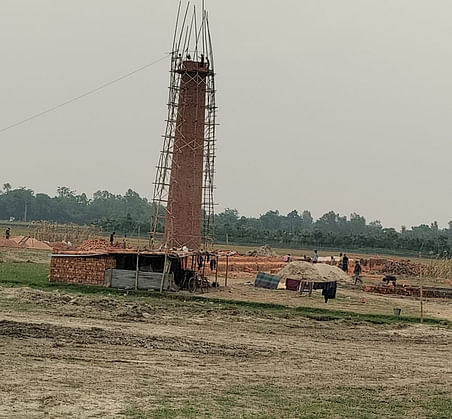 ফসলি জমিতে নির্মাণ করা হচ্ছে ইটভাটা। সম্প্রতি নওগাঁর মান্দা উপজেলার তালপাতিলা-শিবনগর এলাকায়