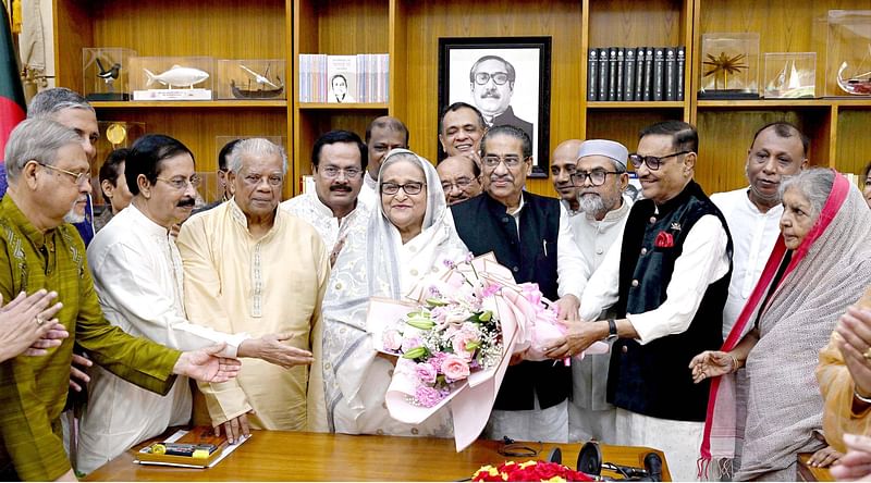 প্রধানমন্ত্রী ও আওয়ামী লীগের সভাপতি শেখ হাসিনা ঈদুল আজহা উপলক্ষে দলীয় নেতাদের সঙ্গে ঈদের শুভেচ্ছা বিনিময় করেছেন