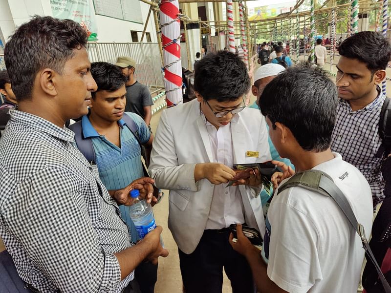 প্ল্যাটফর্মে অতিরিক্ত টিকিট বিক্রি করা হচ্ছে। কমলাপুর, ঢাকা, ১৫ জুন