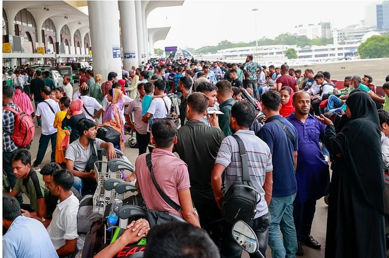 মালয়েশিয়া যেতে উড়োজাহাজের টিকিট ছাড়াই হাজারো মানুষ ঢাকার হজরত শাহজালাল বিমানবন্দরে ভিড় করেন