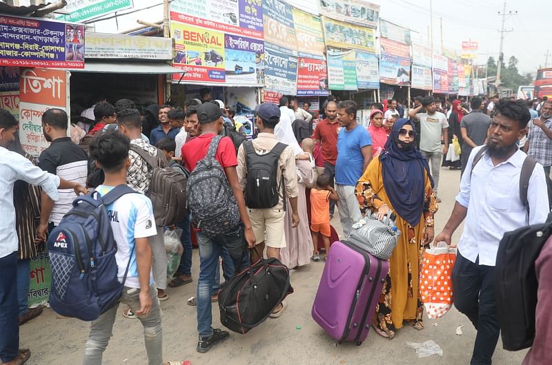 কাউন্টারের সামনে নির্দিষ্ট গন্তব্যের গাড়ির দীর্ঘ সময় ধরে অপেক্ষা করতে হয় যাত্রীদের। আজ দুপুরে ঢাকা-চট্টগ্রাম মহাসড়কের সাইনবোর্ড এলাকায়