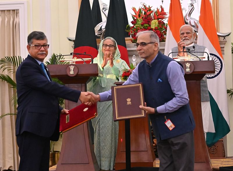 প্রধানমন্ত্রী শেখ হাসিনা ও প্রধানমন্ত্রী নরেন্দ্র মোদি নয়াদিল্লির হায়দরাবাদ হাউসে সমঝোতা স্মারক স্বাক্ষর প্রত্যক্ষ করেন। ভারত, ২২ জুন