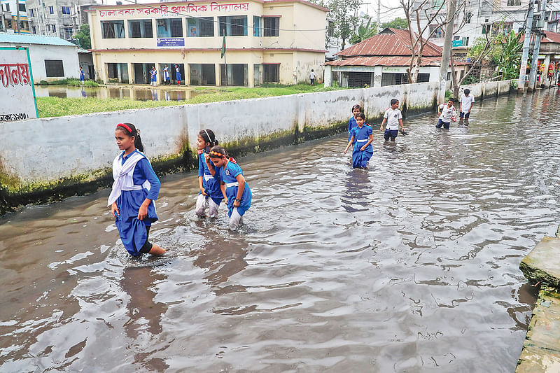 রাজধানীর উত্তরার দক্ষিণখানে চালাবন্দ সরকারি প্রাথমিক বিদ্যালয়ের সামনের সড়ক ও মাঠে বছরজুড়ে থাকে জলাবদ্ধতা। বৃষ্টি হলে পানি ঢুকে যায় বিদ্যালয়ের নিচতলার কক্ষগুলোতেও। এমন পরিস্থিতিতে শিক্ষার্থীদের চরম দুর্ভোগে পড়তে হয়। ৩ জুন দুপুরে বিদ্যালয়ের সামনে