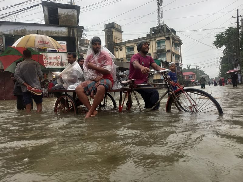 সুনামগঞ্জে বন্যা পরিস্থিতির আরও অবনতি হয়েছে। শহরের অনেক বাড়িঘর, রাস্তাঘাট প্লাবিত হয়েছে। মঙ্গলবার দুপুরে শহরের কাজীর পয়েন্ট এলাকায়