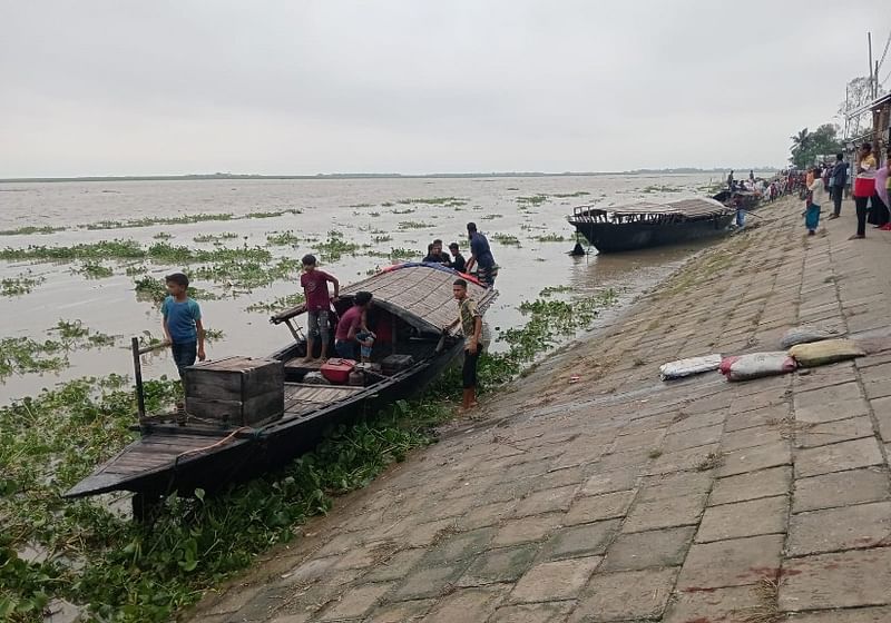 ব্রহ্মপুত্র নদের পানি বেড়েছে। আজ শুক্রবার সকালে গাইবান্ধার ফুলছড়ি উপজেলার কঞ্চিপাড়া ইউনিয়নের রসুলপুর এলাকায়