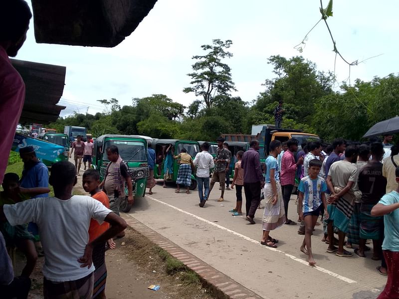 দশম শ্রেণির ছাত্রের মুক্তির দাবিতে মহাসড়ক অবরোধ করেন স্থানীয় লোকজন। পরে কোম্পানীগঞ্জ উপজেলা পরিষদের চেয়ারম্যানের আশ্বাসে অবরোধ প্রত্যাহার করা হয়। আজ বৃহস্পতিবার দুপুরে সিলেটের কোম্পানীগঞ্জ উপজেলার  খাগাইল এলাকায়