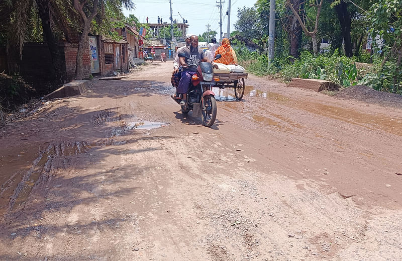 খুলনার কয়রা থেকে ডুমুরিয়ার বেতগ্রাম পর্যন্ত সড়ক নির্মাণের কাজ ফেলে রাখায় দুর্ভোগ পোহাচ্ছেন লোকজন