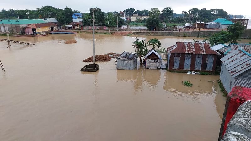 উজান থেকে নেমে আসা পাহাড়ি ঢল ও ভারী বৃষ্টির কারণে নেত্রকোনার কলমাকান্দায় নিম্নাঞ্চল প্লাবিত হচ্ছে। আজ বুধবার সকালে কলমাকান্দা উপজেলা সদরের উব্দাখালী নদীর ডেইট্টখালি এলাকায়