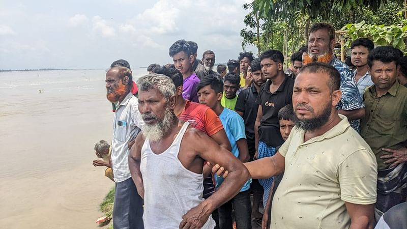 তিস্তা নদীতে নৌকাডুবির ঘটনার আটদিন পরও ছেলেসহ স্বজনদের খোঁজে তীরে বসে থাকেন চান্দ মিয়া। লোকজন দেখলেই ডুকরে কেঁদে উদ্ধারে সাহায্য চান