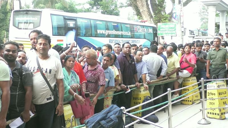 যশোরের বেনাপোল স্থলবন্দরে ভারতগামী যাত্রীদের তীব্র চাপ। শনিবার বেনাপোল আন্তর্জাতিক প্যাসেঞ্জার টার্মিনালের সামনে