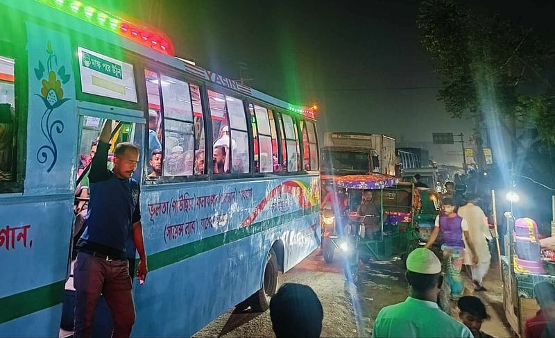 দীর্ঘ যানজটের কারণে ভোগান্তিতে পড়েছেন যাত্রীরা। আজ শুক্রবার সন্ধ্যায় ঢাকা-সিলেট মহাসড়কের নারায়ণগঞ্জের রূপসী এলাকায়