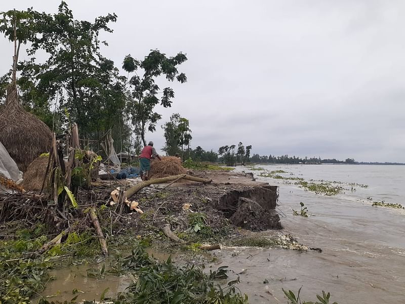 ধরলা নদীর ভাঙনে রাজারহাট উপজেলার ছিনাই ইউনিয়নের কিং ছিনাই গ্রামে ঘরবাড়ি ভেঙে যাচ্ছে। বৃহস্পতিবার বিকেলে তোলা