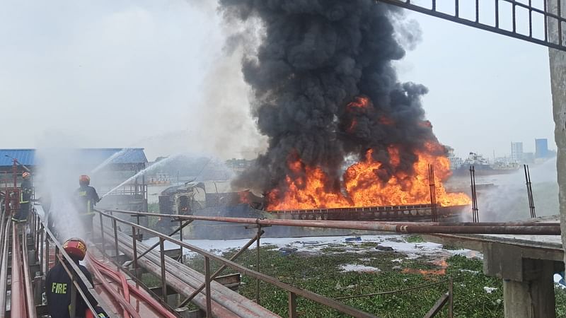 নারায়ণগঞ্জের ফতুল্লায় বুড়িগঙ্গা নদীতে মেঘনা ডিপো–সংলগ্ন এলাকায় জ্বালানি তেলের ড্রামবাহী ট্রলারে বিস্ফোরণের পর অগ্নিকাণ্ডের ঘটনা ঘটে। আজ দুপুরে তোলা