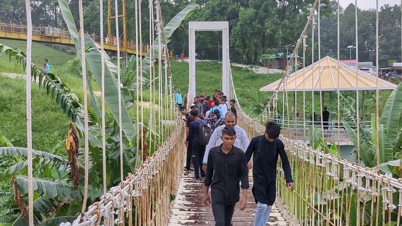 ঈদ উপলক্ষে ঘুরতে বের হয়েছেন অনেকে। সকাল থেকে ভিড় দেখা গেছে পর্যটনকেন্দ্রগুলোয়। আজ সকালে আলুটিলা পর্যটনকেন্দ্রে।