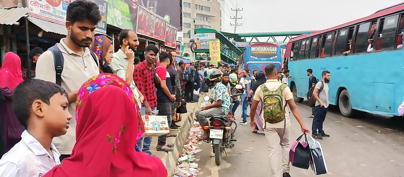 গাজীপুরের কালিয়াকৈর উপজেলার চন্দ্রা ত্রিমোর এলাকায় ঘরমুখী মানুষের ভিড়। যাত্রীদের কাছ থেকে অতিরিক্ত ভাড়া আদায় করার অভিযোগ। শুক্রবার দুপুরে