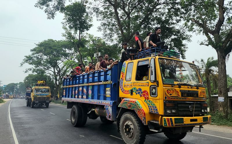 ঈদ উপলক্ষে ট্রাকে করে শ্রমিকেরা ঢাকা থেকে চাঁপাইনবাবগঞ্জে ফিরছেন। শনিবার দুপুরে রাজশাহীর পুঠিয়া উপজেলার বানেশ্বরে